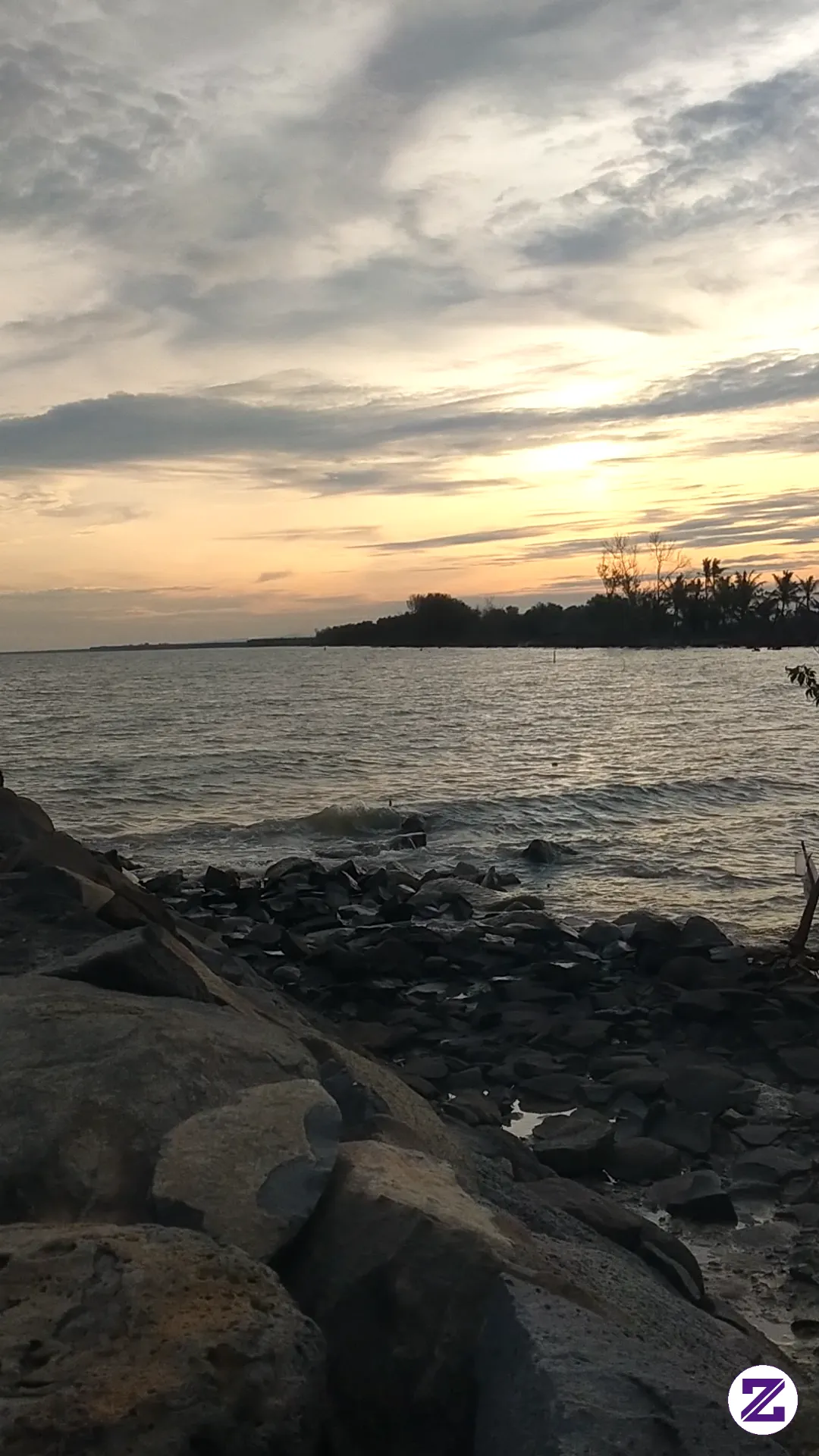 Lembayung Senja Pinggir Pantai.