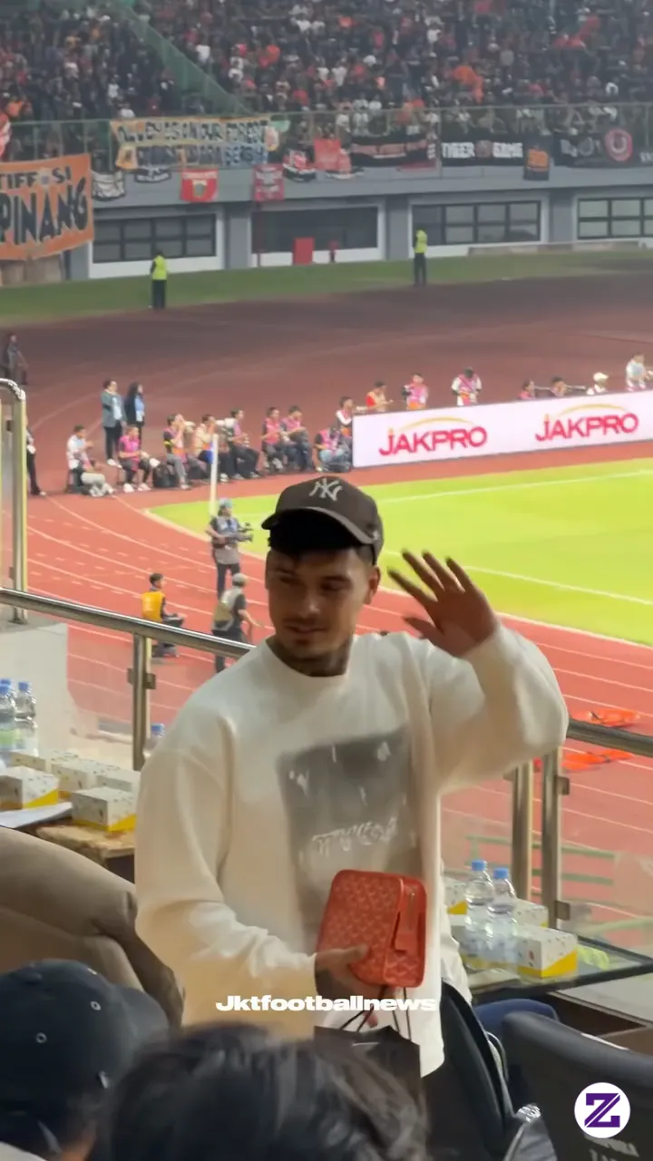 Moment Shayne Pattynama Nonton Persija Vs Arema Fc Di Tribun