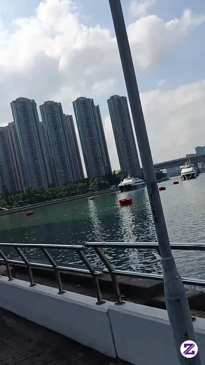 Siang Panas Sekali. Hari Ini Viewnya Indah Sekali.